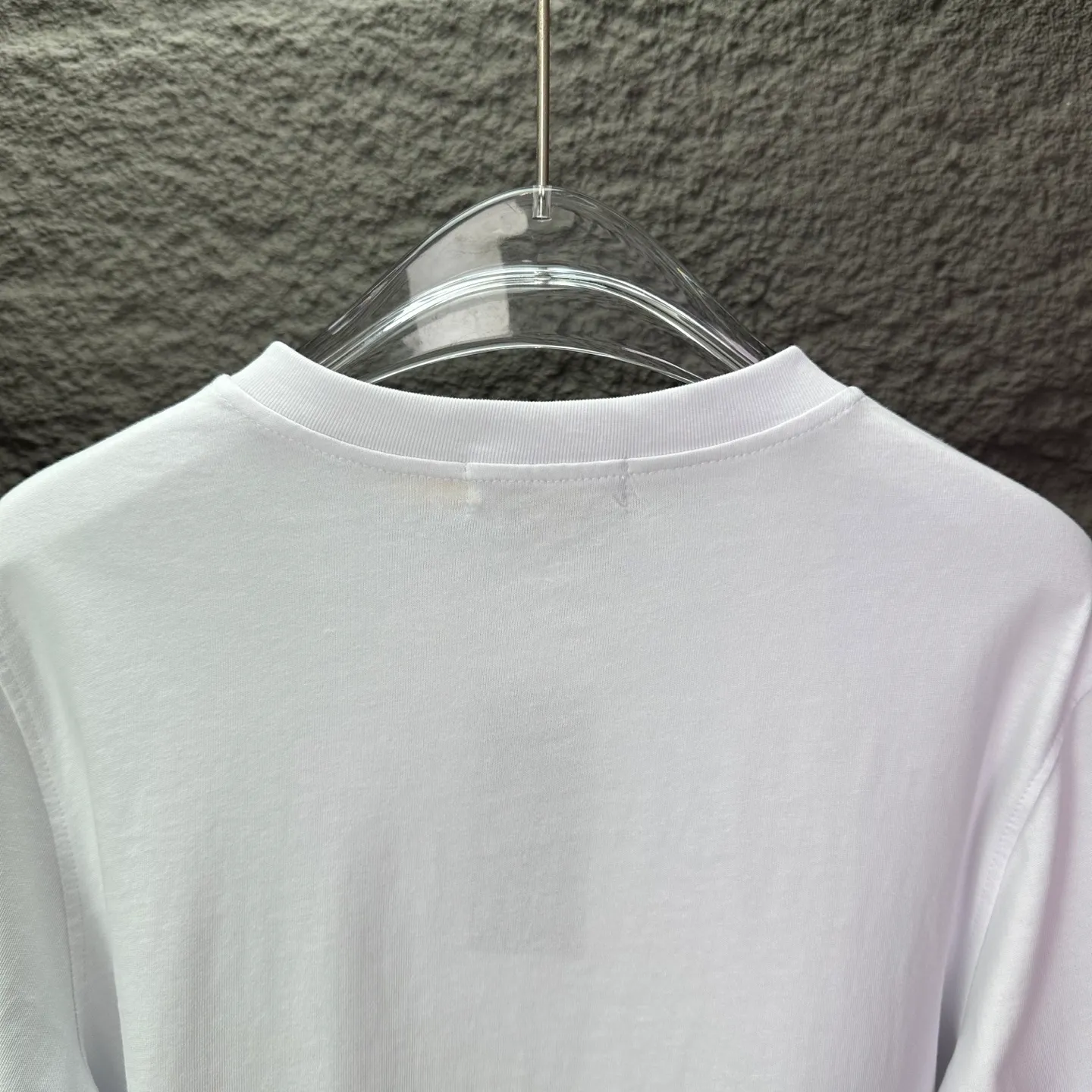 P180 Ralph Lauren 2025 new classic embroidered logo couple's style long-sleeved T-shirt 🔥High version🔥High version🔥 Original fabric Digital direct printing technology Same style as Internet celebrity star High version High quality😘😘 The fabric is made of 280g pure cotton fabric. It feels super comfortable, fashionable and individual. A long-sleeved T-shirt that is super versatile and good-looking. It is very suitable for both men and women. It is a must-have for everyone. Packaging and tags Collar label washed wheat complete 👍 Color: White Size: S-XL
